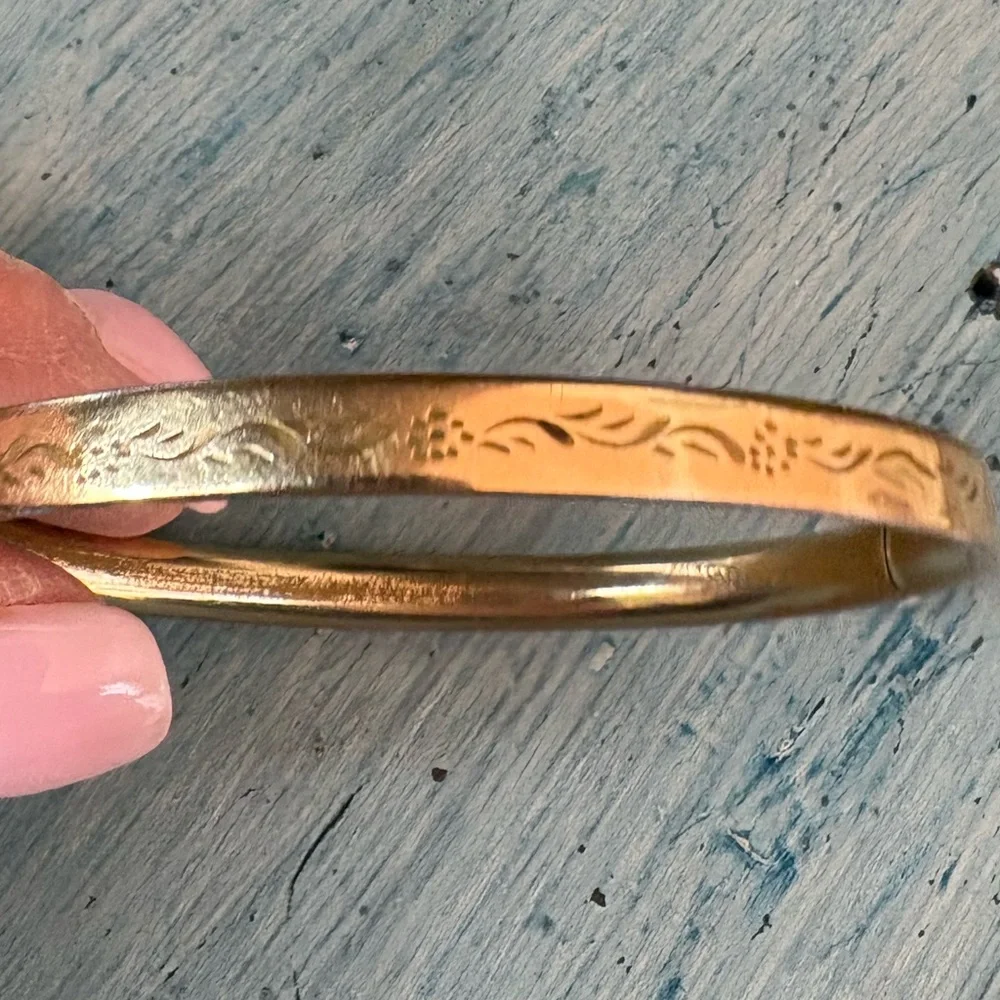 Sweet Vintage Victorian Rolled Hollow Gold Bangle Bracelet with Etched Design - Picture 12 of 13